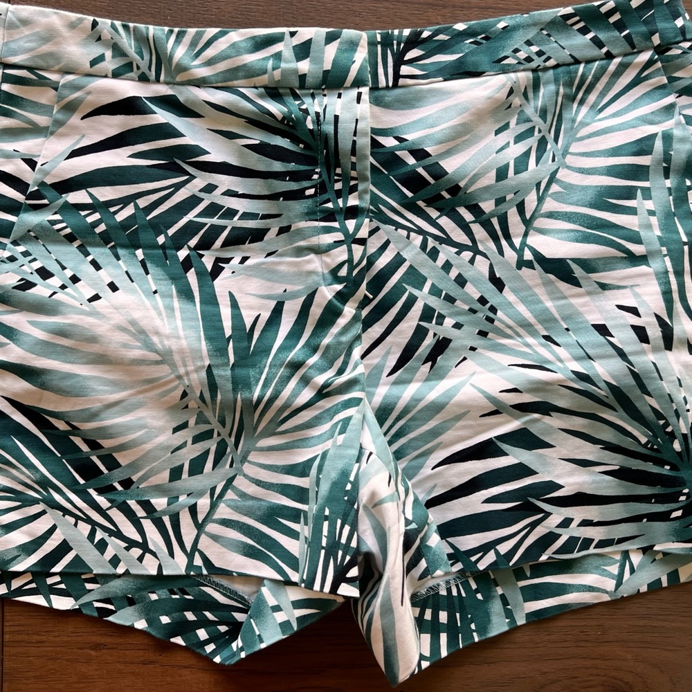 Tropical Green Leaf Print Women's Shorts